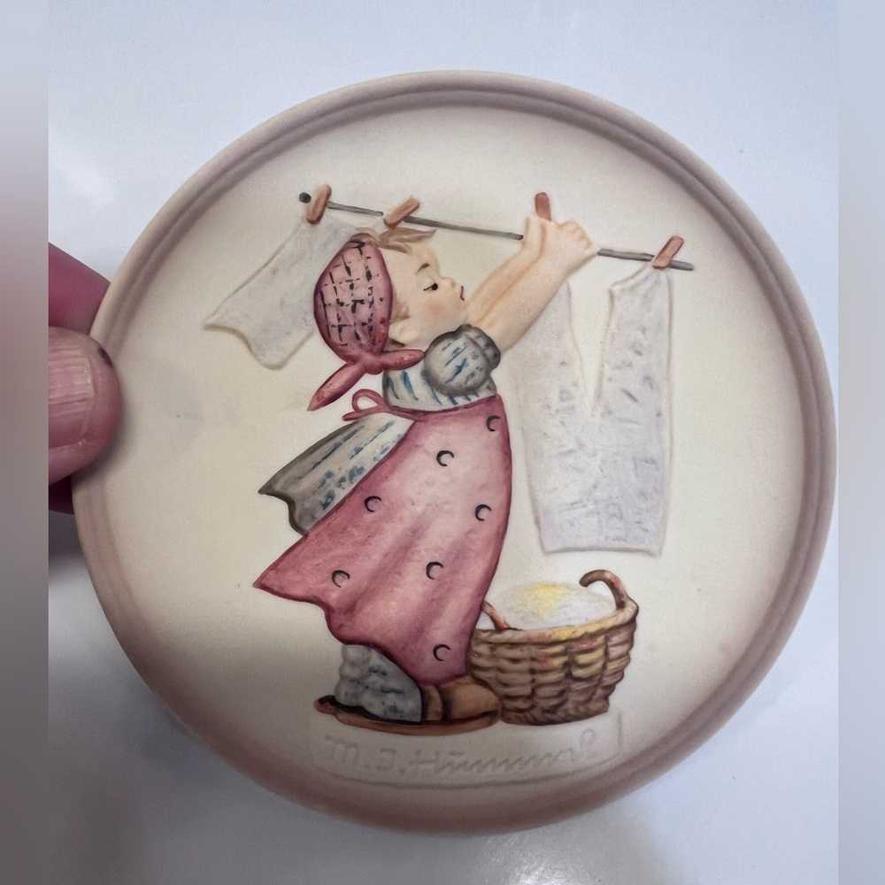 Vintage Goebel Hummel Figurine Plate Little Homemaker Series Washing Day